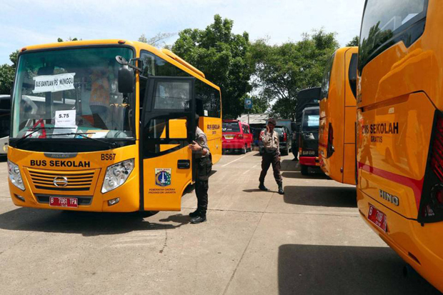 Metro Mini Mogok, 26 Bus Sekolah Standby di Terminal Senen