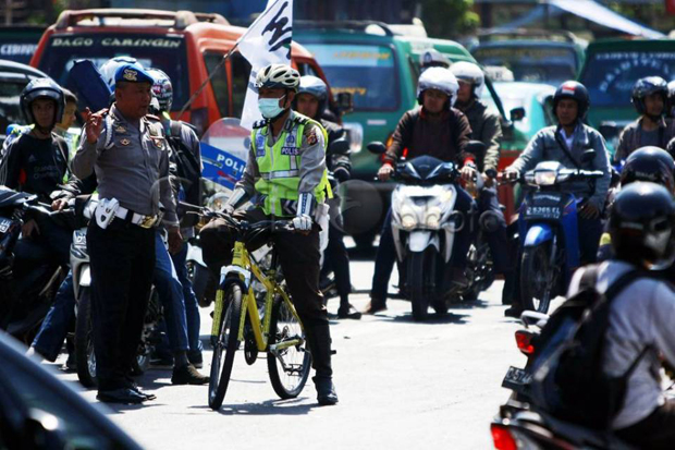 Polisi Patroli Pakai Sepeda di Malam Pergantian Tahun