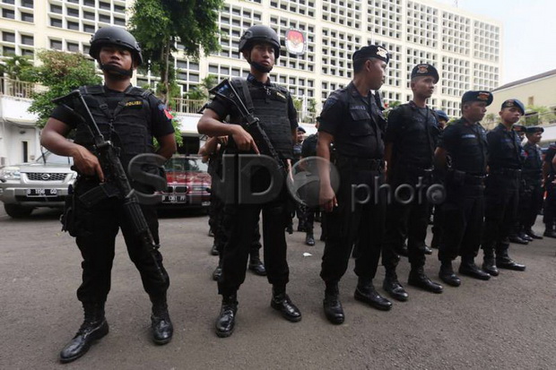 Polisi Berjaga-jaga di Mall Alam Sutera