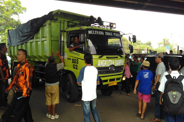 Truk Sampah Warga Bogor Diblokade Ormas dan LSM