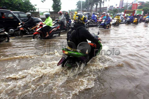 Diguyur Hujan, Pasar Kramat Jati Terendam 40 Cm