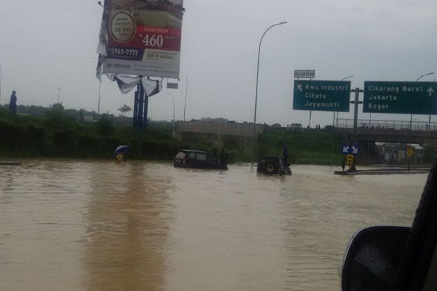 Hujan Deras, Tol Jakarta-Cikampek Banjir, Gardu Tol Cikunir Ambruk