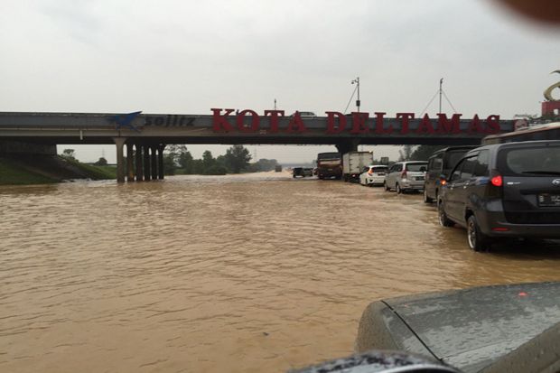 Banjir di KM 37 Tol Cikampek Mulai Surut