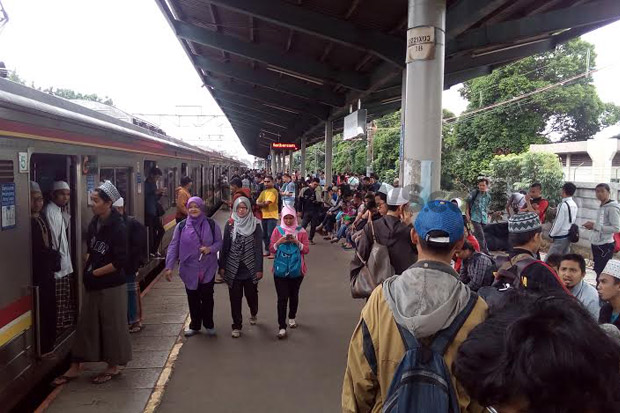 KRL Alami Gangguan di Stasiun Citayam, Penumpang Menumpuk