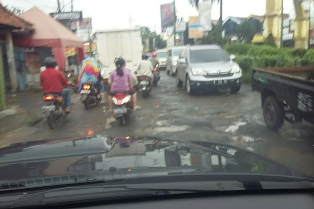Hujan, Kondisi Jalan Raya Bojongkulur Semakin Parah