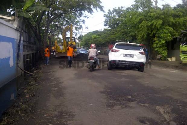 Warga Jakarta Timur Keluhkan Sejumlah Jalan Rusak