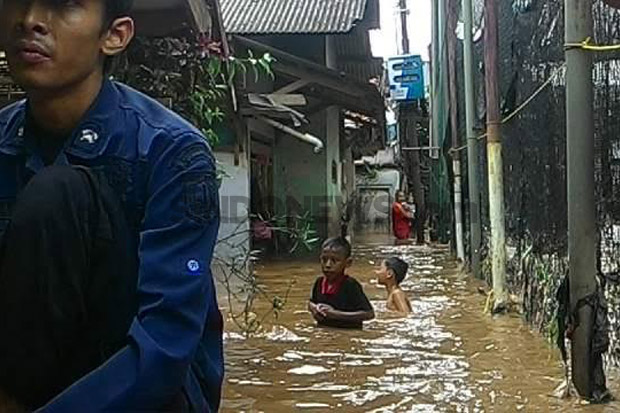 Banjir, Warga Rawajati Ogah Mengungsi