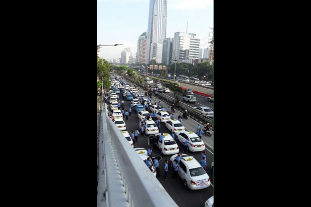Jalan Gatot Subroto Diblokir Ratusan Sopir Taksi