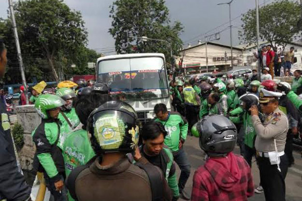 Lepaskan Tembakan, Polisi Bubarkan Aksi Sweeping Pengemudi Go-Jek dan Grab Bike