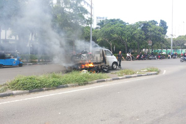 Mobil Pikap Pengangkut Motor Gede Terbakar di Kemayoran