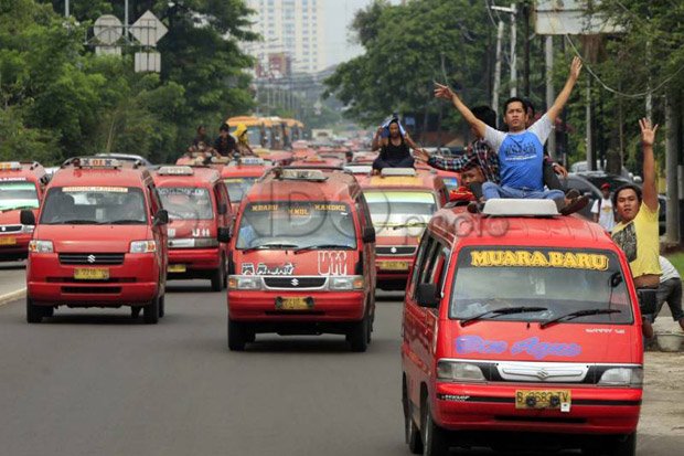 Sopir Angkot di Jakarta Ogah Turunkan Tarif