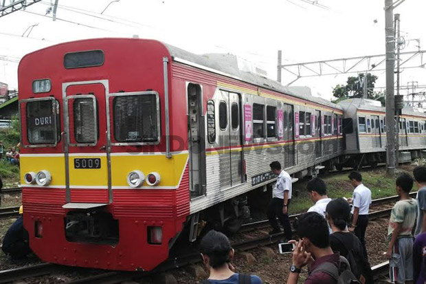 Kereta Anjlok Tutupi Tiga Jalur Commuter di Stasiun Manggarai