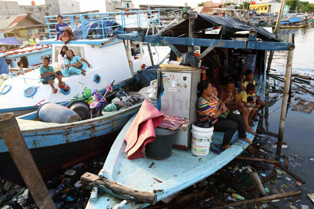Digusur, Warga Kampung Luar Batang Bertahan di Perahu