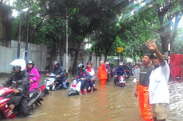 Jalan Tergenang, Jakarta Macet Parah