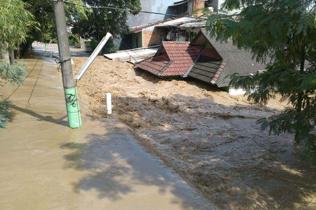 Tanggul Jebol, Perumahan di Bekasi Terendam Banjir 2 Meter