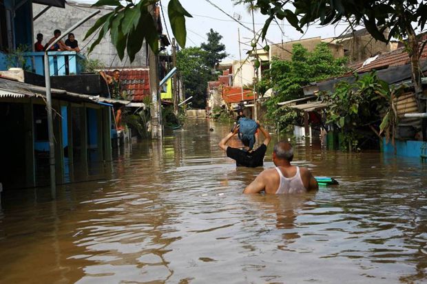 Driver Go-Jek Bantu Korban Banjir Bekasi