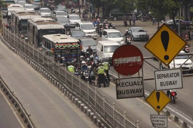 Cara Baru Dishub Jakarta Sterilkan Jalur Bus Transjakarta