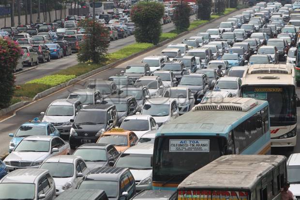 Jelang Siang, Tol Jakarta-Cikampek Mulai Dipadati Ribuan Mobil