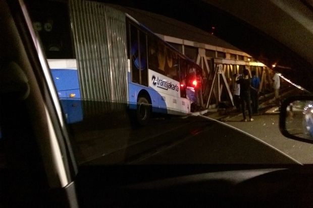 Evakuasi Bangkai Bus Transjakarta, Commuter Line Kampung Bandan-Kemayoran Ditutup