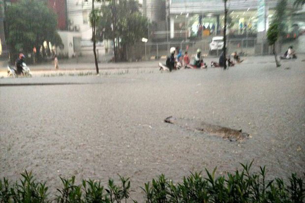 Diguyur Hujan Deras, Ruas Jalan di Jakarta Dikepung Banjir