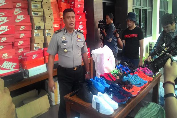 Pedagang 2 Ribu Sepatu Nike Palsu Dibekuk Polisi