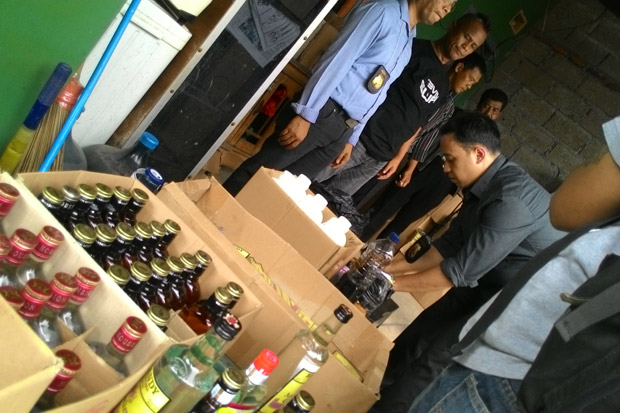 Jelang Ramadhan, Polisi Sita Ratusan Botol Miras di Cakung