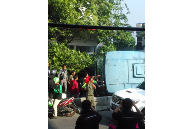 Bus Transjakarta Terbalik di Jalan Warung Buncit