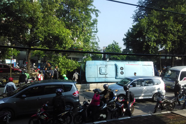 Bus Transjakarta Terbalik Diduga karena Sopir Ngantuk
