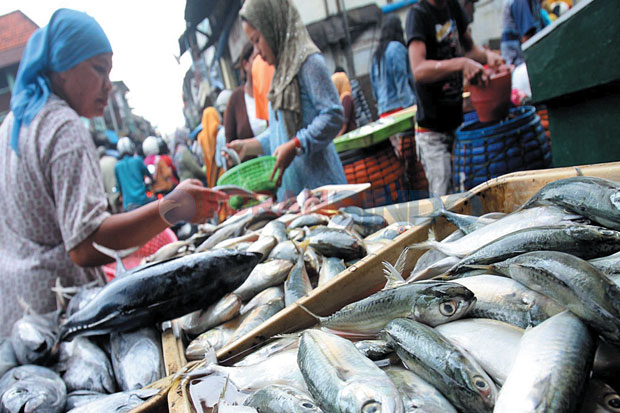 Terendam Banjir, Omzet Pedagang Ikan di Muara Baru Turun Drastis