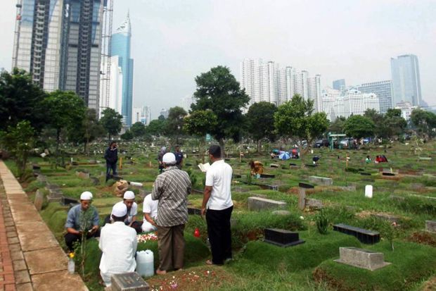 Ahok Sebut Masih Ada Makam Fiktif di Jakarta