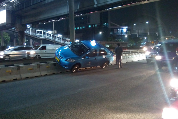 Taksi Tabrak Pembatas Jalan di Gatot Subroto