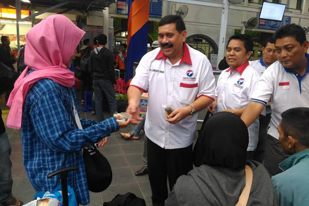 DPW Perindo DKI Jakarta Bagi-bagi Takjil Gratis di Stasiun Senen