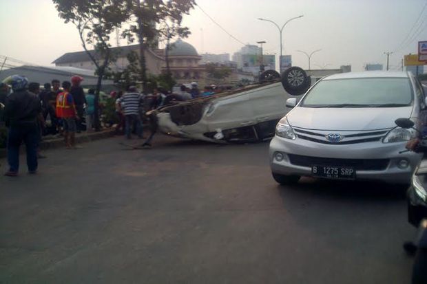 Tabrak Tiang Listrik, Honda Freed Terbalik di Tangerang