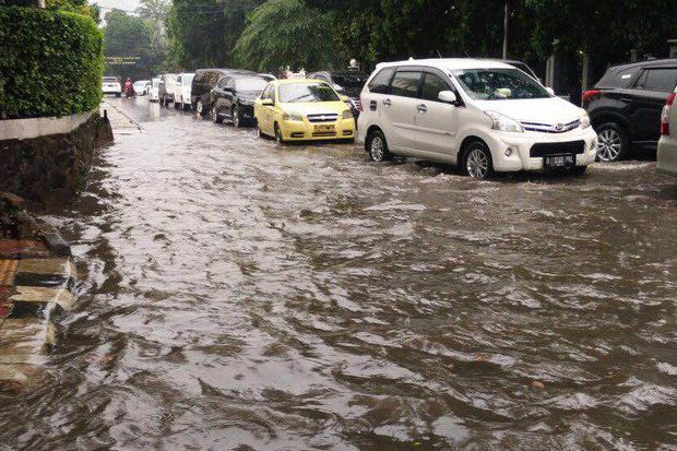 Diguyur Hujan Deras, Ruas Jalan Ibu Kota Tergenang Air