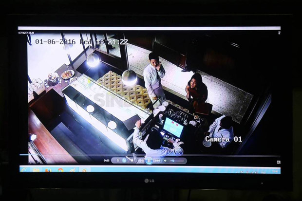 CCTV Perlihatkan Jessica Mengambil Sesuatu dari Tas
