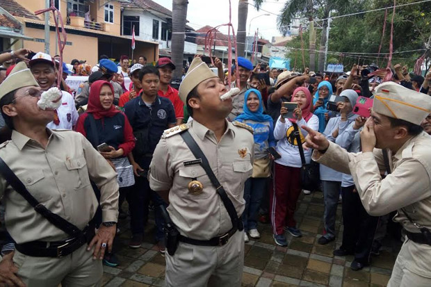 Berpakaian Pejuang, Wali Kota Tangerang Ikut Lomba Makan Kerupuk