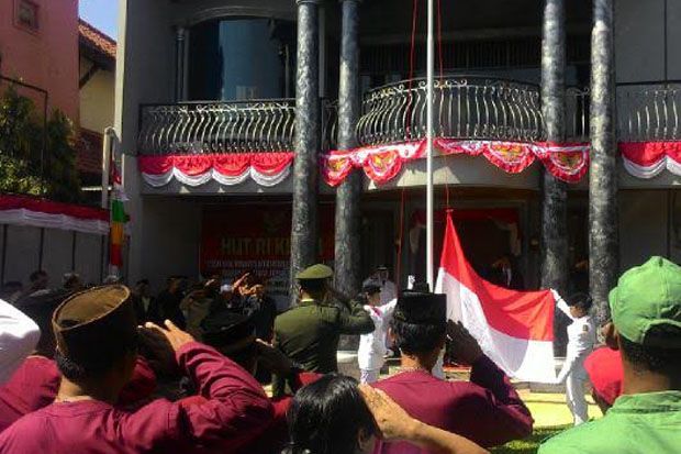 Warga Balekambang Upacara HUT RI ke-71 di Istana Rakyat Condet