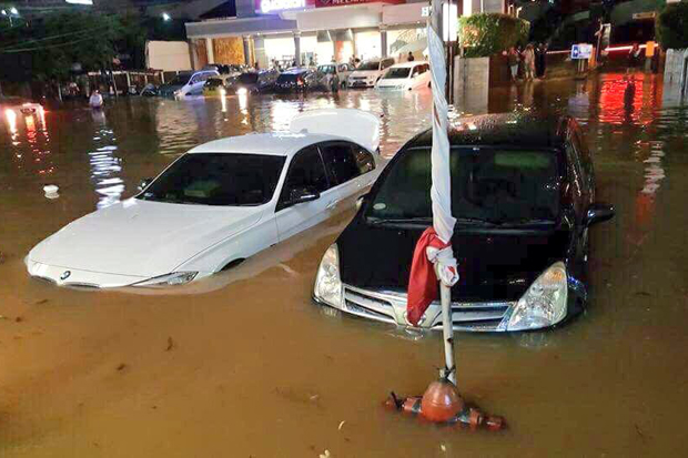 Belum Surut, Wakapolda dan Kapolres Jaksel Tinjau Banjir di Kemang