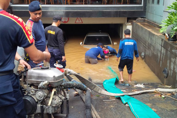 Mobil Mewah Masih Terjebak Banjir di Basement Kemang Square