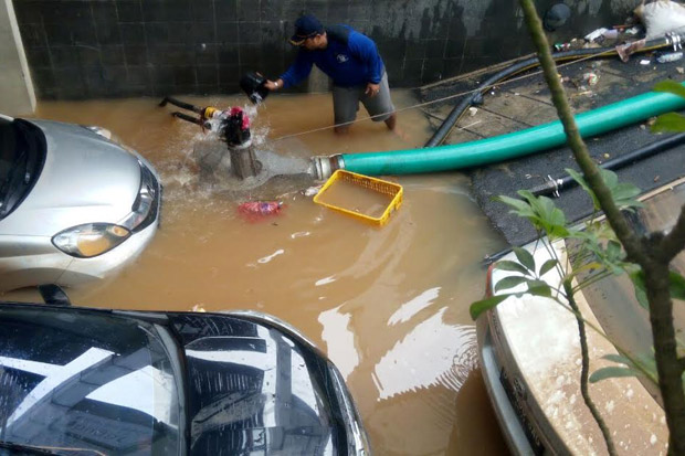 Banjir di Kemang, Damkar Dikerahkan Sedot Air di Basement Gedung