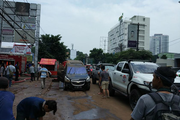 Pasca Banjir, Jalan Kemang Raya Dibuka Satu Jalur