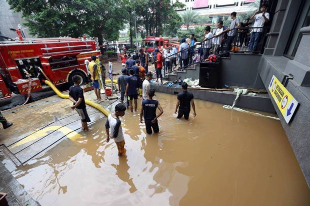 Banjir Kemang, Pengusaha Rugi Ratusan Juta Rupiah