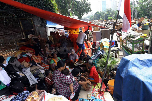 Ganggu Jalan, Tenda Warga Gusuran Rawajati Akan Ditertibkan