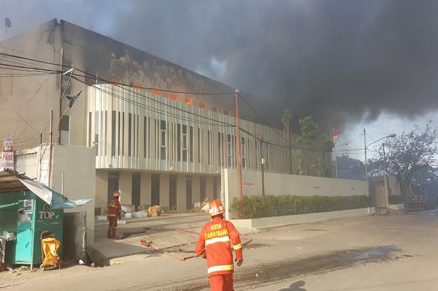 Gudang Bahan Elektronik Tangerang Terbakar Hebat