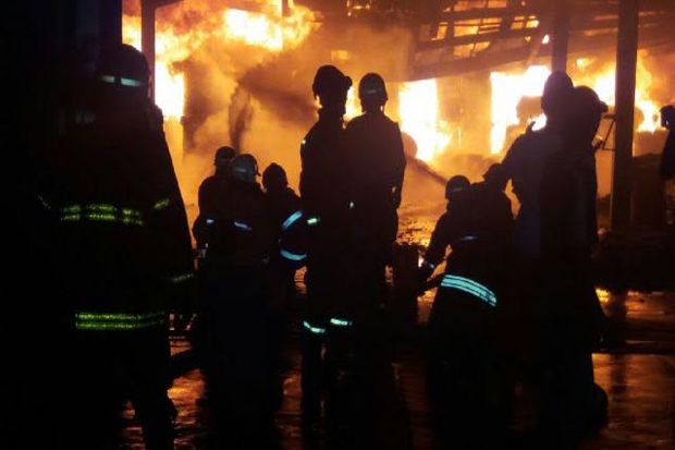 Jelang Subuh, Api Membara di Bengkel Jalan Pramuka Raya