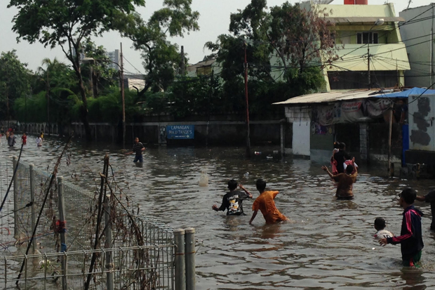 Di Tengah Banjir, Dua Kelompok Remaja Terlibat Tawuran