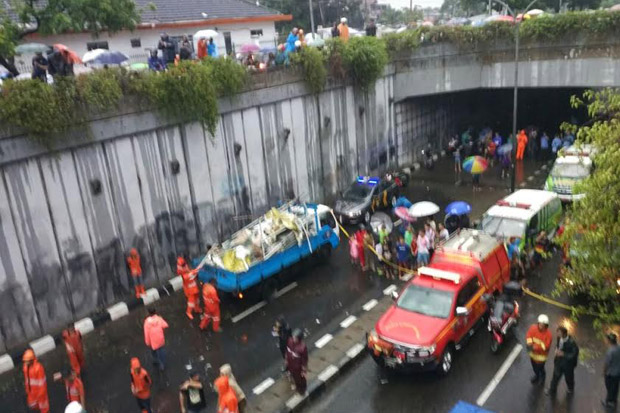 Petugas Damkar Dikerahkan untuk Evakuasi Jembatan Penyeberangan Ambruk
