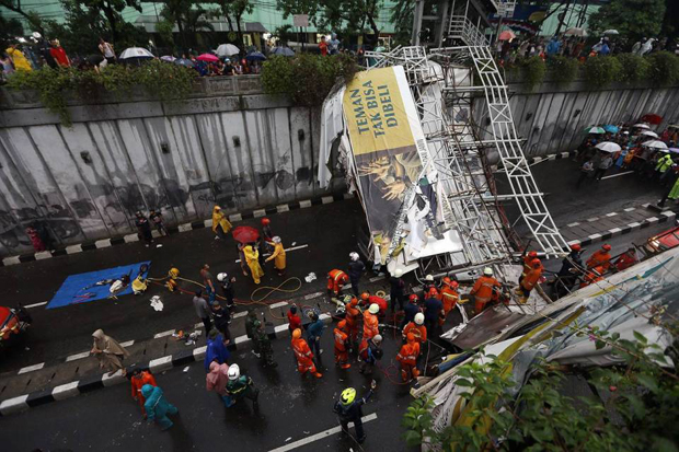 Polisi Diminta Usut Kasus JPO Ambruk di Pasar Minggu