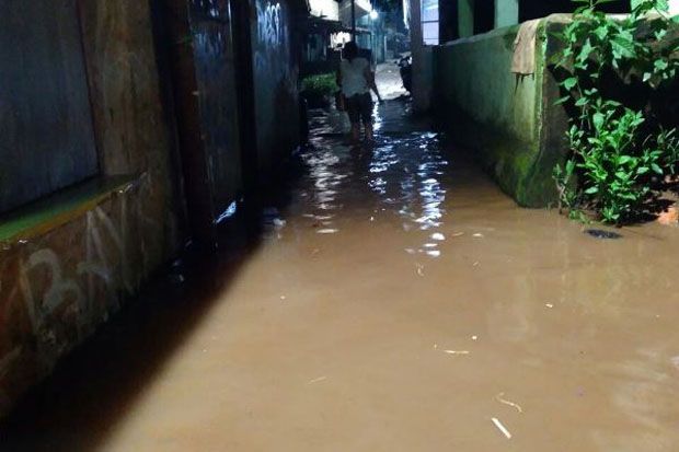 Pejaten Diterjang Banjir Kiriman dari Bogor