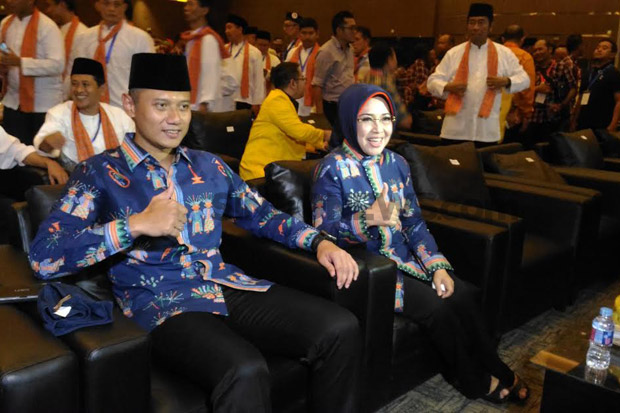 Pendukung Ahok Rebutan Foto Selfie dengan Agus Yudhoyono